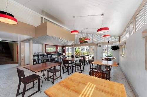 โรงแรมทรอปิคัล ควีนสแลนเดอร์ (Tropical Queenslander Hotel)2