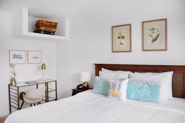 DOUBLE DELUXE KING BED