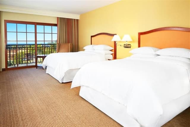 DOUBLE TWO QUEEN BEDS