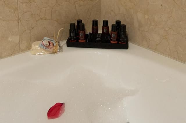 JUNIOR SUITE WITH JACUZZI