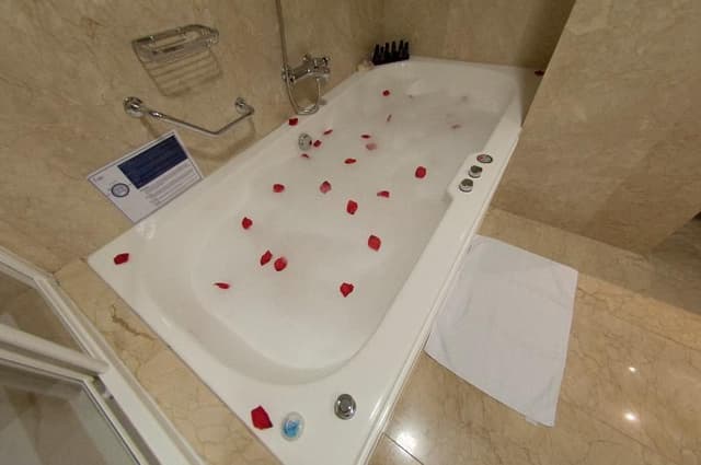 JUNIOR SUITE WITH JACUZZI