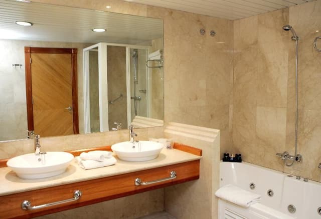 JUNIOR SUITE WITH JACUZZI