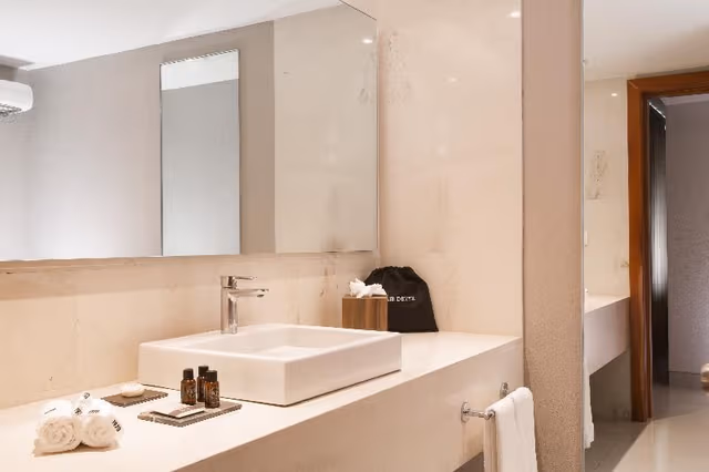 SUITE TWO DOUBLE BEDS