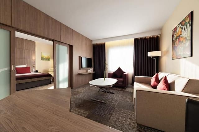 SUITE CAPACITY 1