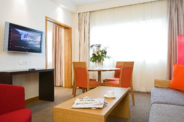 SUITE CAPACITY 2