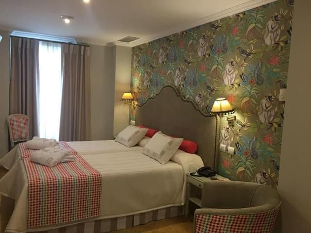 DOUBLE WITH DOUBLE BED