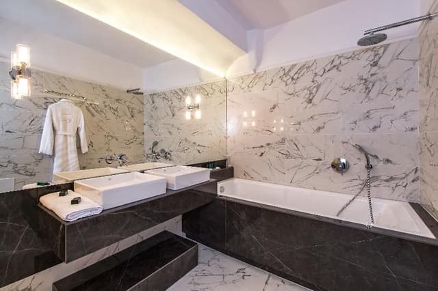 SUITE WITH JACUZZI