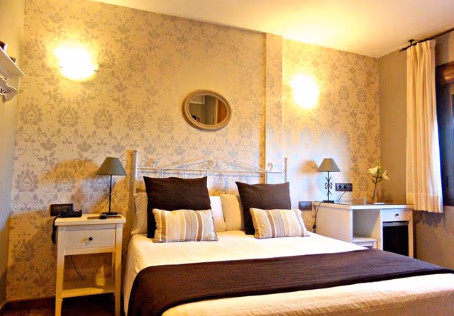 DOUBLE WITH DOUBLE BED
