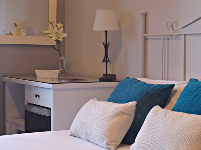 DOUBLE WITH DOUBLE BED