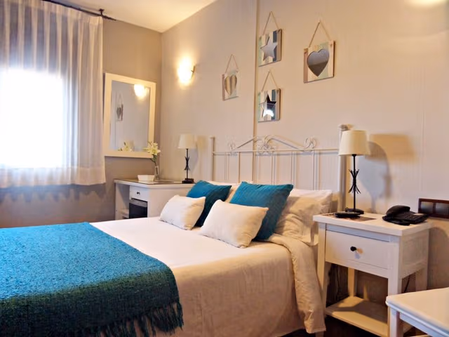 DOUBLE WITH DOUBLE BED