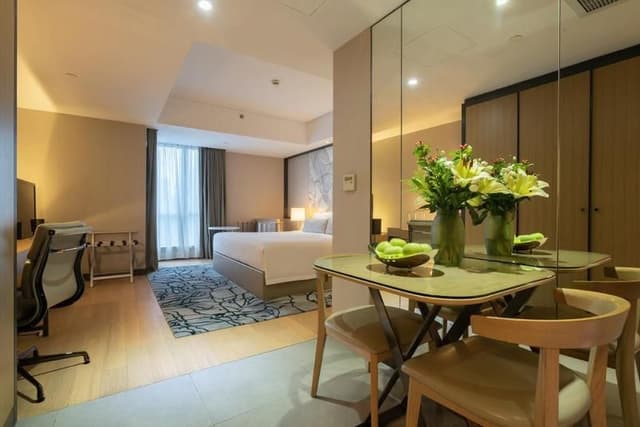 STUDIO EXECUTIVE KING BED