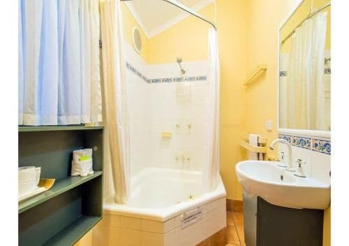 Deluxe Chalet with Spa Bath