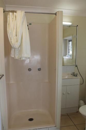 โอเอซิสอินน์ อพาร์ตเมนท์ (Oasis Inn Apartments)3