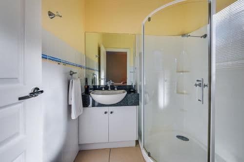 Two-Bedroom Two-Bathroom Cottage (Adult Only) - Bass