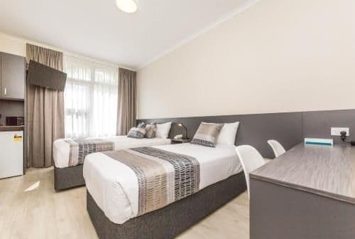 Standard Queen Room with Single Bed