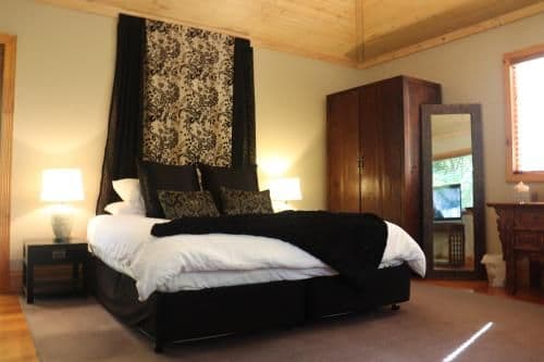 One-Bedroom Garden Retreat Cottage