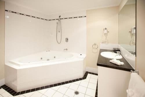 One-Bedroom Apartment with Spa Bath