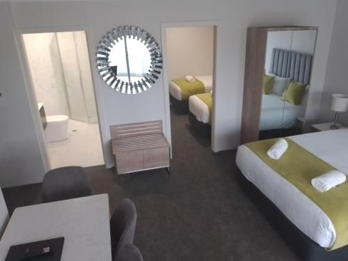 Palm Court Motor Inn4