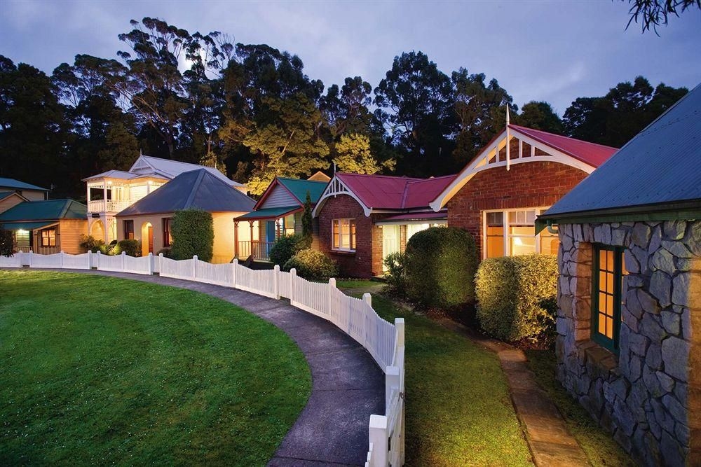 Strahan Village4
