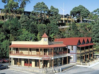 Strahan Village1