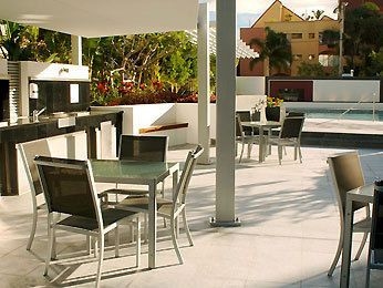 Artique Surfers Paradise - Official (Artique Surfers Paradise)0