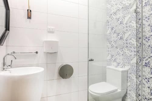 Deluxe Queen Room with Shared Bathroom