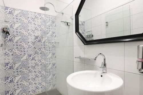 Deluxe Queen Room with Shared Bathroom