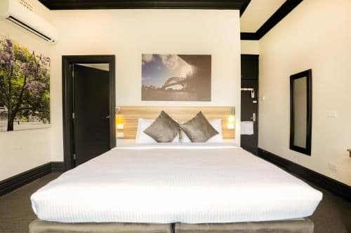 Deluxe Queen Room with Shared Bathroom