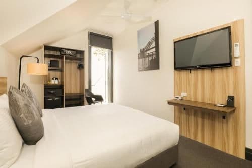 Deluxe Queen Room with Shared Bathroom
