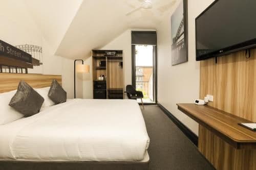 Deluxe Queen Room with Shared Bathroom