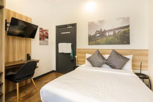 Double Room with Balcony and Shared Bathroom