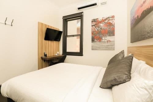 Deluxe Queen Room with Shared Bathroom