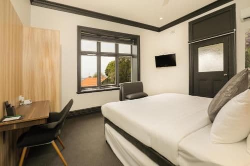 Deluxe Queen Room with Shared Bathroom