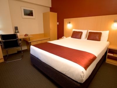 Ibis World Square4