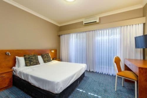 Queen Suite with Sofa Bed - Disability Access/Non-Smoking