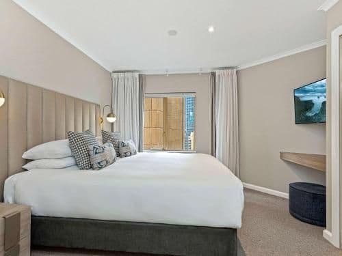 Deluxe Two-Bedroom Apartment with Harbour View