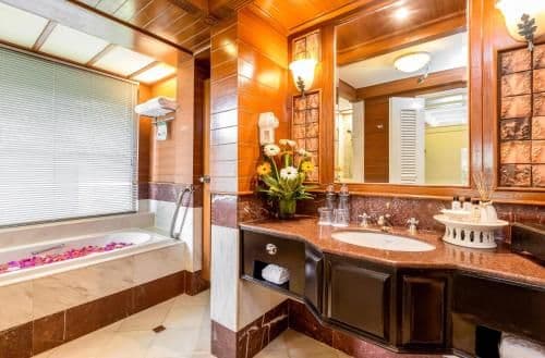 Hillside with Terrace Bathtub