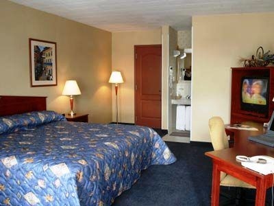 Econo Lodge Forestville1