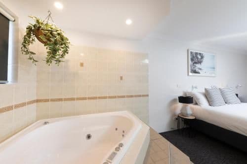 Deluxe Queen Studio with Spa Bath