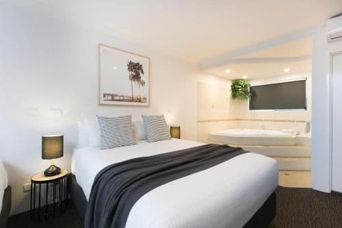 Deluxe Queen Studio with Spa Bath