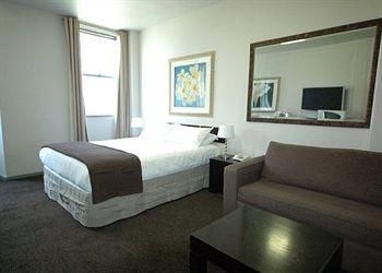 Econo Lodge City Square1