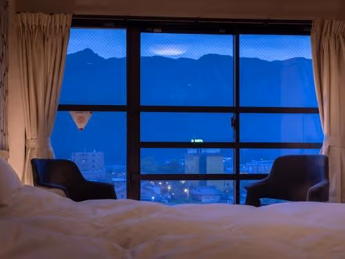 Standard Twin Room with Mountain View