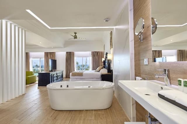SUITE WITH JACUZZI