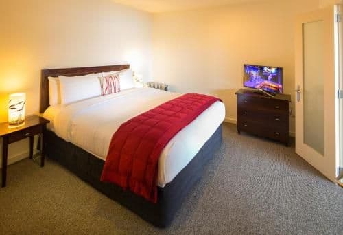Lakefront One-Bedroom Suite