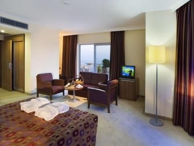 Queen's Park Resort4