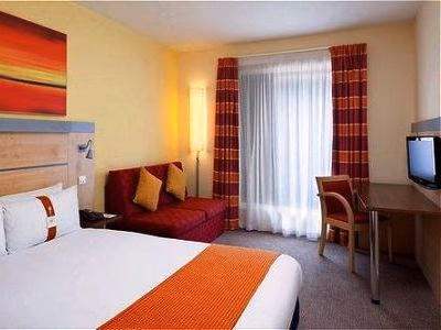 Holiday Inn Express Cheltenham Town Ctr4