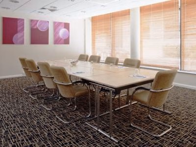 Holiday Inn Express Cheltenham Town Ctr1