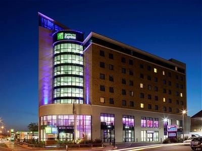 Holiday Inn Express Newbury Park0