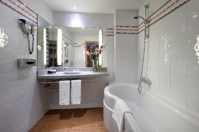 DOUBLE CONNECTING ROOM