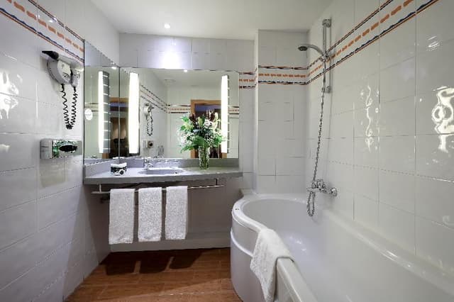 DOUBLE CONNECTING ROOM